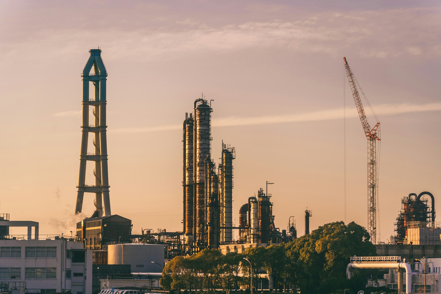 Нефтеперерабатывающий завод на закате